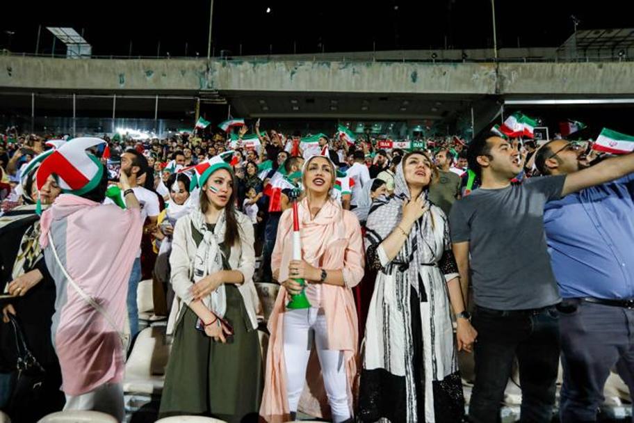 Lo stadio Azadi ha consentito ieri, per la prima volta dopo la rivoluzione del 1979, l&#39;ingresso delle donne, che potevano seguire sul maxischermo  la partita del Mondiale contro la Spagna. (Afp)